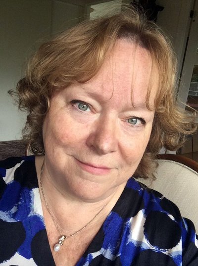Kirsten Stubbe-Teglbjærg: ” CIGARETTER, WHISKY, PENGE OG PIGER” 27. oktober kl. 19:00
